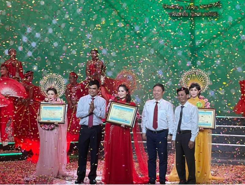 Người đoạt giải Chuông vàng vọng cổ 2022 là ai